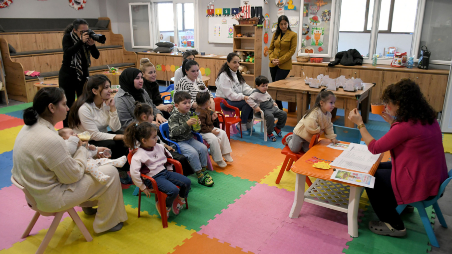 Kuşadası’nda Minik Eller Tasarladıkları Evlerin Bahçesine Tohum Ekti